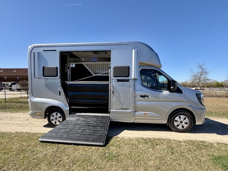 Renault 2-Horse Trailer with 5 Seats, Stallion Equipment, Brand New Truck