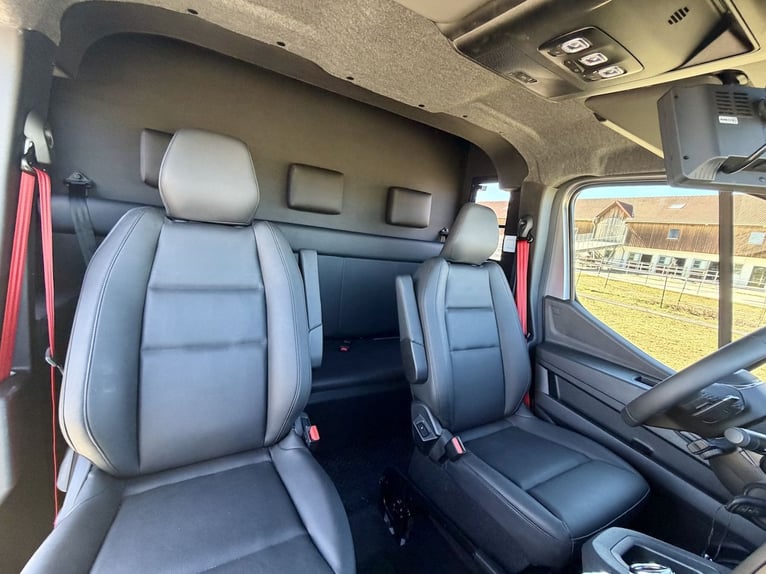 Renault 2-Horse Trailer with 5 Seats, Stallion Equipment, Brand New Truck