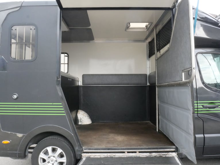 RENAULT Paragan horse transporter for self-driving use