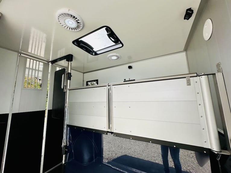 Renault Roelofsen Yorse 2-Pony Trailer, 3.5-tonne. 165 HP, manual transmission, toll-free, high payl