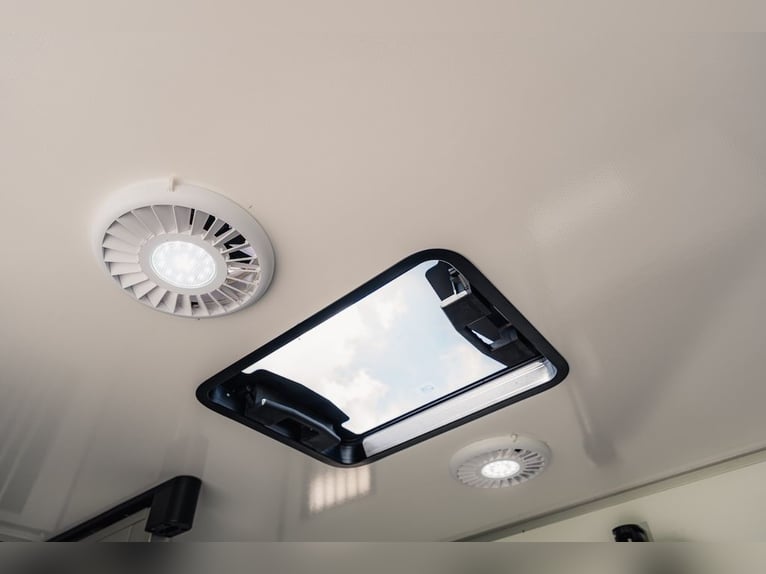 Renault Roelofsen Yorse Special Edition 2-Horse Trailer Used Vehicle Manual Transmission Toll-Free