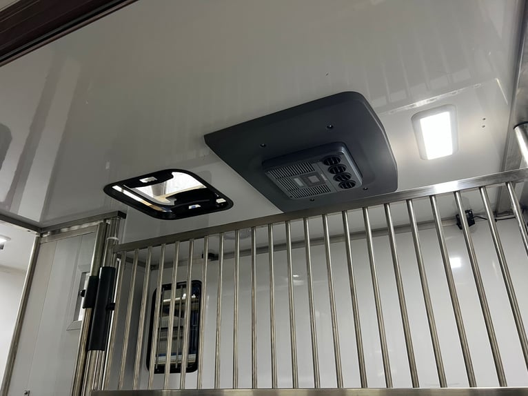 TVW Stallion Horse Transporter 3.5t – Citroën Jumper – Only 18,600 miles – New TÜV – Roof Air Condit