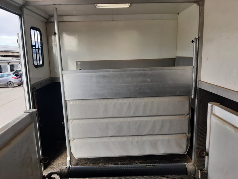 Well-maintained IVECO horse transporter Dickenherr, 7.49 tons