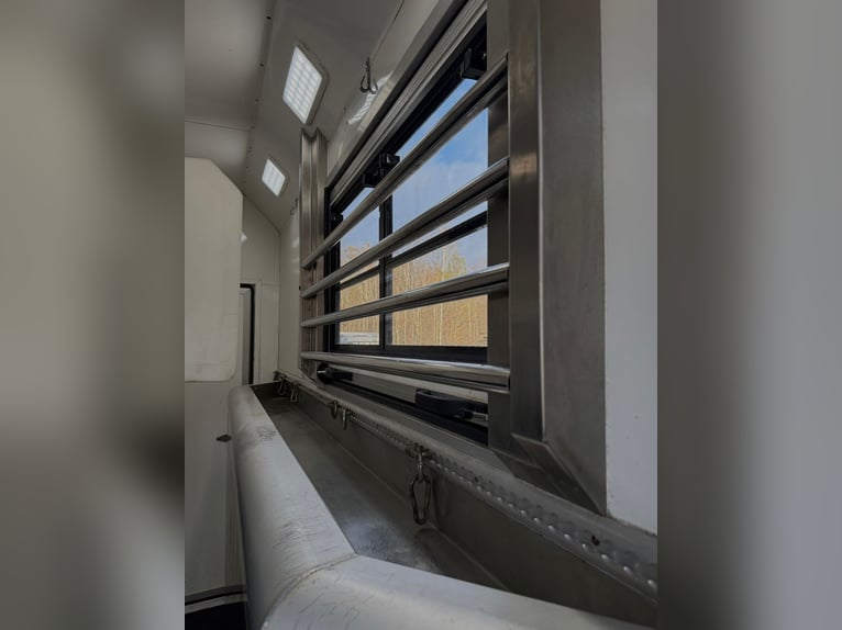 Four-horse trailer with living quarters