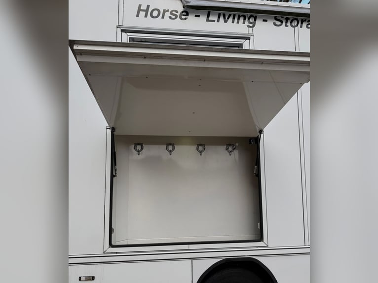 Four-horse trailer with living quarters