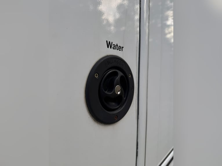 Four-horse trailer with living quarters