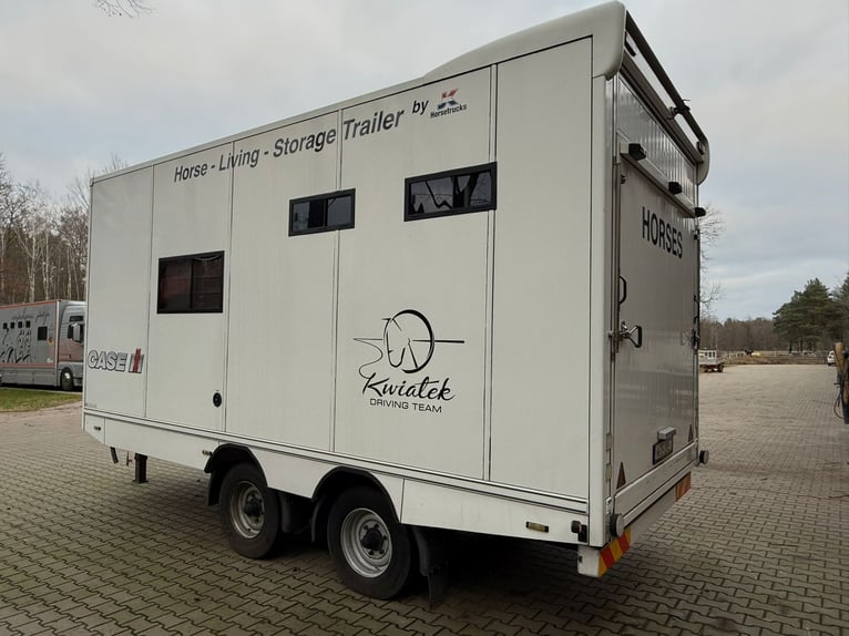Four-horse trailer with living quarters