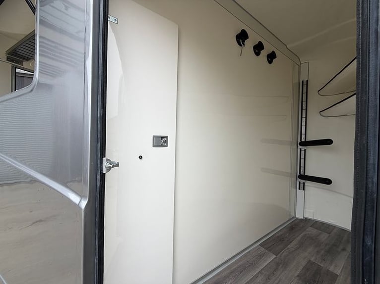 Horse Trailer, 3-Horse Big Space Model with Tack Room, Horse Transporter, Horse Trailer