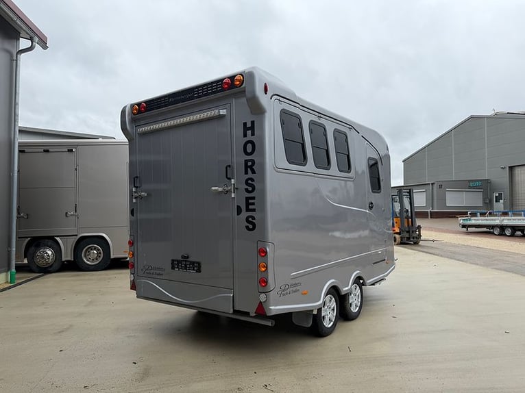 Horse Trailer, 3-Horse Big Space Model with Tack Room, Horse Transporter, Horse Trailer