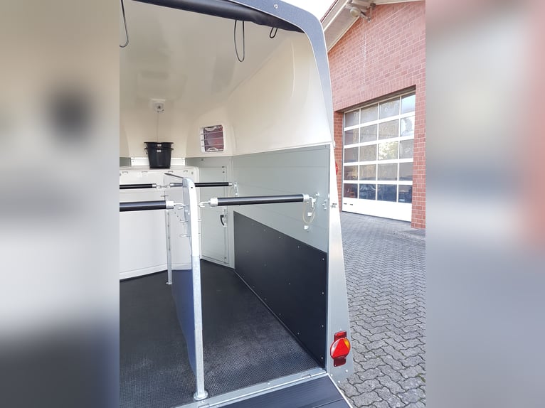 Humbaur Pferdeanhänger Equitos Alu Plus Black 2400 2,4t Sattelkammer 100km/h