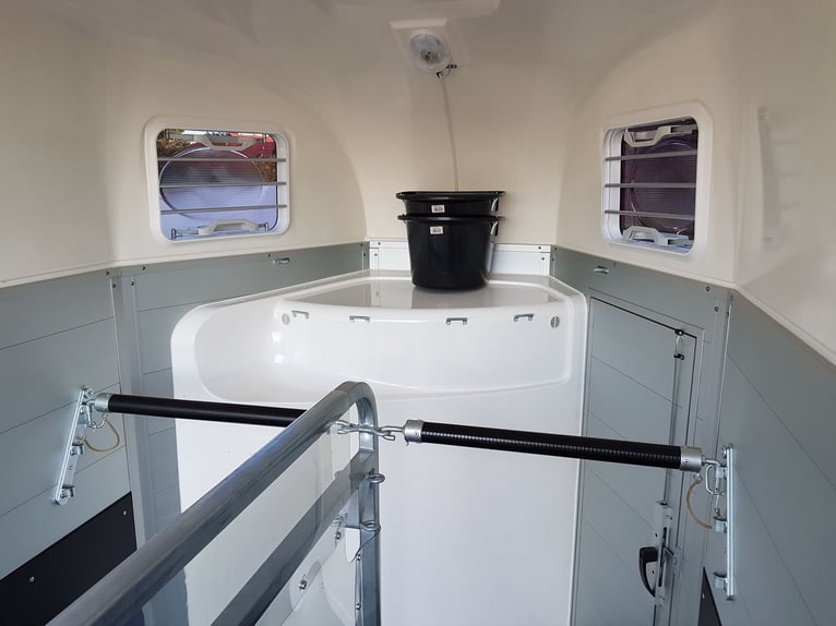 Humbaur Pferdeanhänger Equitos Alu Plus Black 2400 2,4t Sattelkammer 100km/h