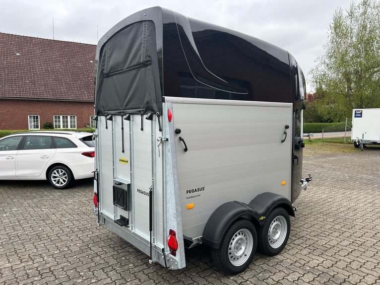 Humbaur Pferdeanhänger Pegasus 2400 2,4t Sattelkammer 100km/h Black Hecktür schwenkbar