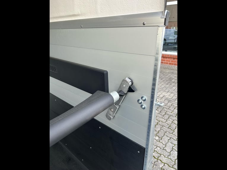 Humbaur Pferdeanhänger Xanthos Aero 2400 2,4t Sattelkammer 100km/h Black