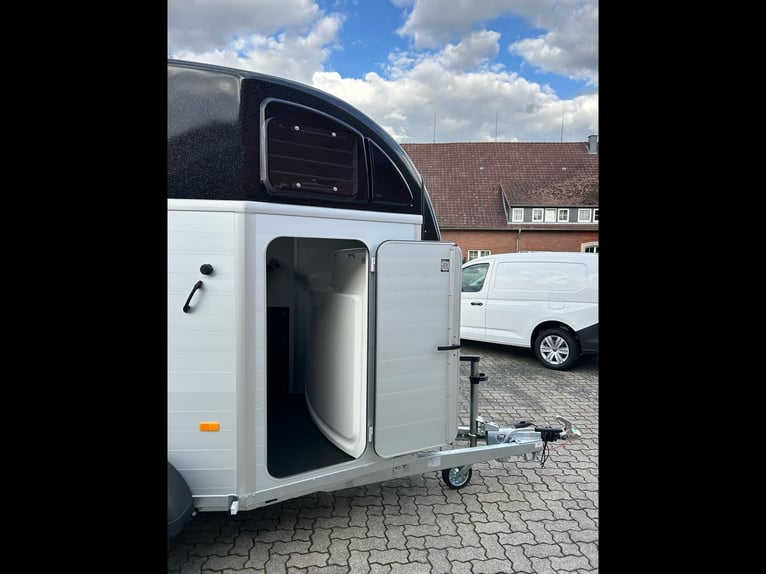 Humbaur Pferdeanhänger Xanthos Aero 2400 2,4t Sattelkammer 100km/h Black