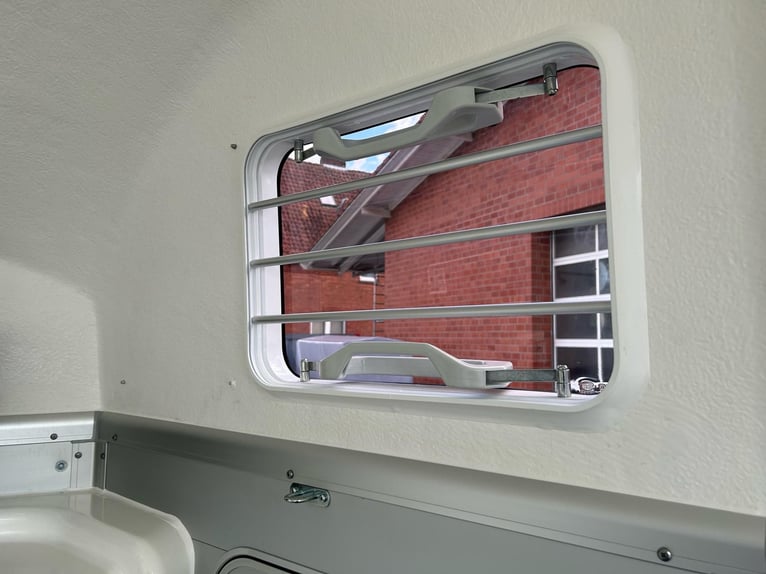 Humbaur Pferdeanhänger Xanthos Aero 2400 2,4t Sattelkammer 100km/h Black