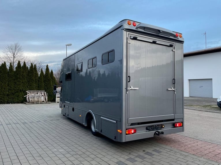 7.5-ton horse transporter Mercedes FUSU-Canter – Automatic