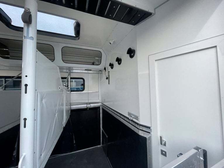 7.5-ton horse transporter Mercedes FUSU-Canter – Automatic
