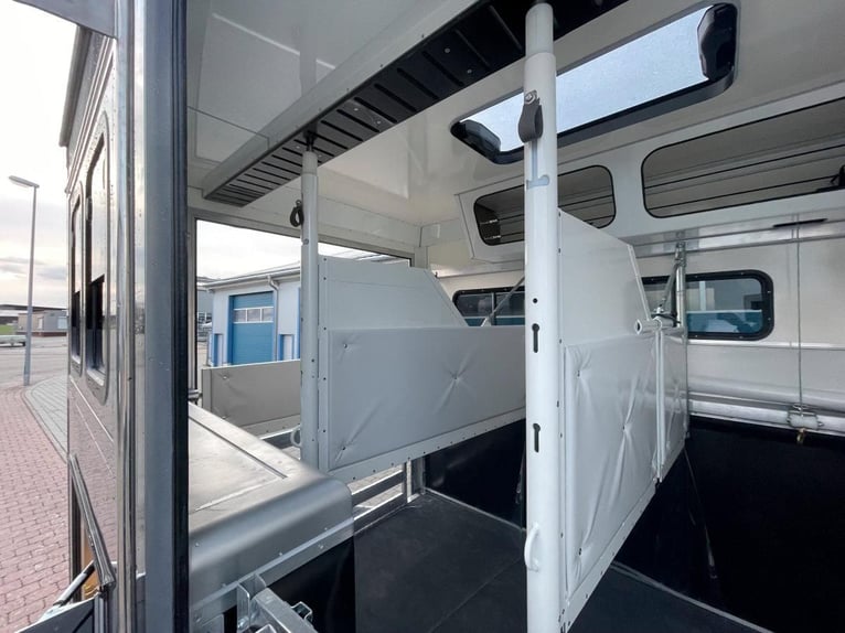 7.5-ton horse transporter Mercedes FUSU-Canter – Automatic