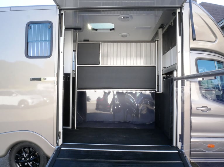 FORD Sodiak horse transporter with driver’s cabin