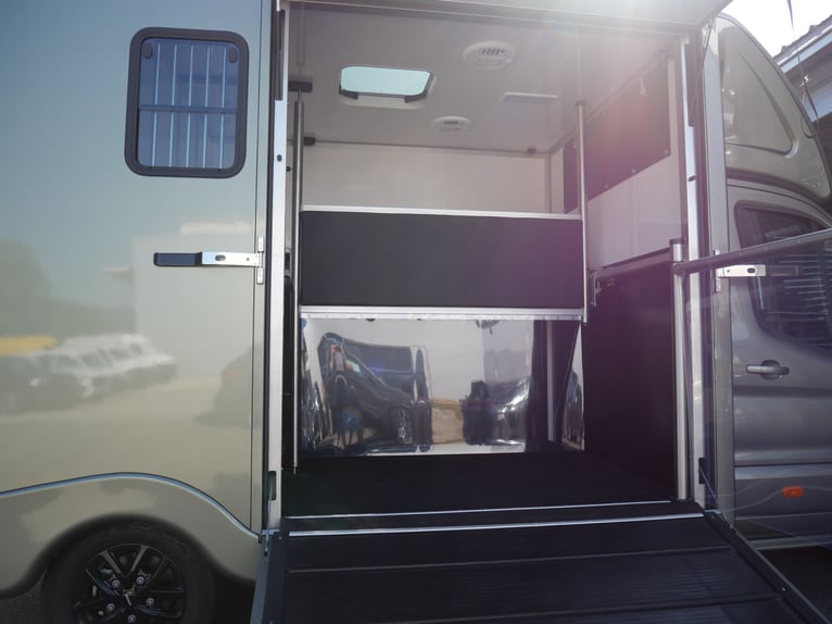 FORD Sodiak Luxury Horsebox Self-Drive Horse Transporter