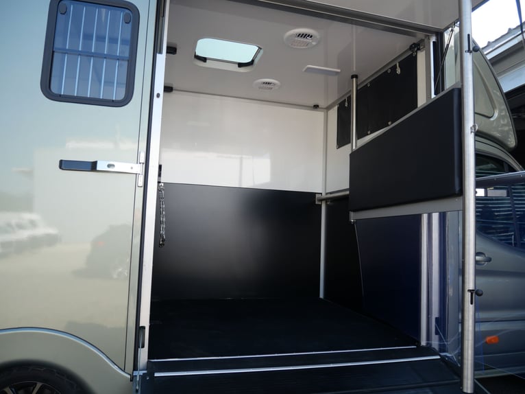 FORD Sodiak Luxury Horsebox Self-Drive Horse Transporter