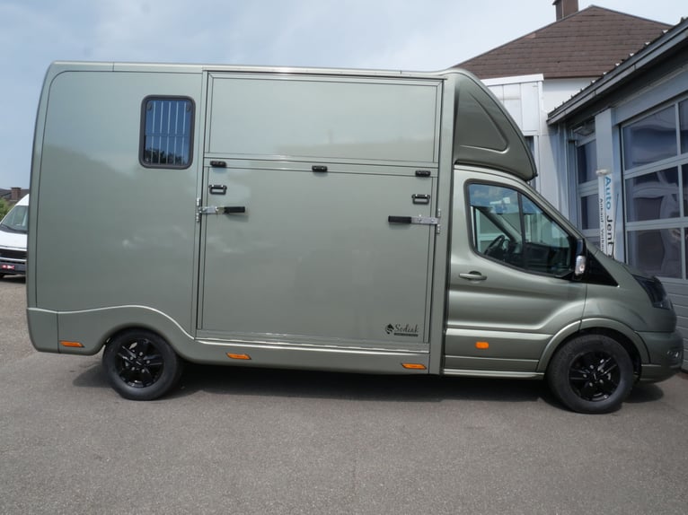 FORD Sodiak Luxury Horsebox Self-Drive Horse Transporter