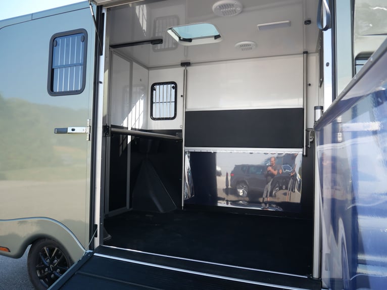 FORD Sodiak Luxury Horsebox Self-Drive Horse Transporter
