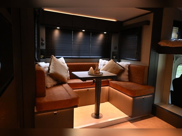 Luxury Mercedes Atego 15/300 – 5-Horse Truck with Pop-Out & Pop-Up
