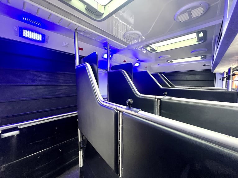 Mercedes-Benz 2551 Horse Transporter for 6 Horses with Living Area, Pop-Out WC, Shower, Truck, 510 H
