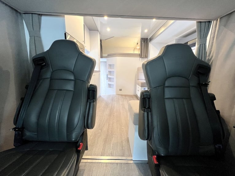 Mercedes-Benz 2551 Horse Transporter for 6 Horses with Living Area, Pop-Out WC, Shower, Truck, 510 H