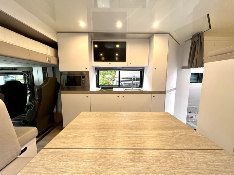 Mercedes-Benz 2551 Horse Transporter for 6 Horses with Living Area, Pop-Out WC, Shower, Truck, 510 H