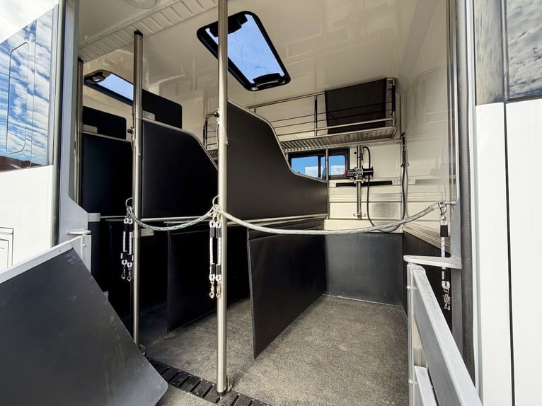 Mercedes-Benz Actros 1835 RJH Exclusive H5 5-6 Horse Transporter with Pop-Out Bathroom, WC, Shower T