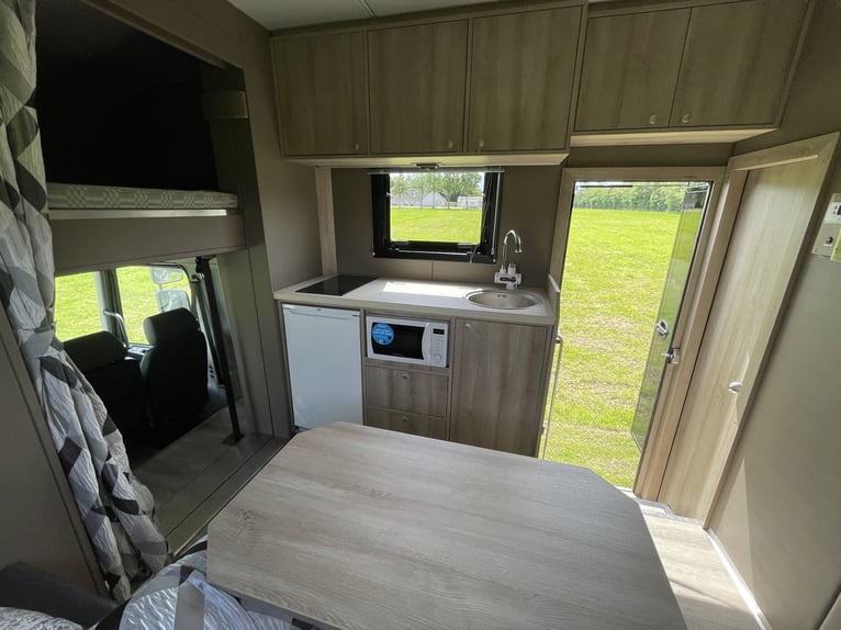 NEW - Volvo FL210 (AUT) - 5 horses and livingroom