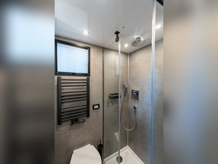 Roelofsen RR6 XL Profile Liner Horse Transporter Horsetruck with Pop-Out, 5-Horse Truck