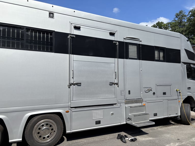 Volvo FM 500 AKX Horse Transporter for 8 Horses with Motorhome Cabin – Horse Truck