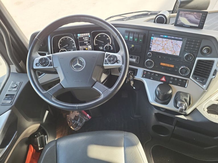Mercedes-Benz Actros 2551 Horse Truck + Living (2017) —  5–6 horses — 23.236 km — Euro 6 Mercedes-Benz Actros 2551 Horse Truck + Living (2017) —  5–6 horses — 23.236 km — Euro 6