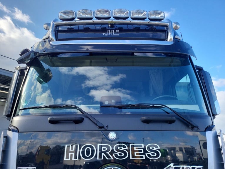 Mercedes-Benz Actros 2551 Horse Truck + Living (2017) —  5–6 horses — 23.236 km — Euro 6 Mercedes-Benz Actros 2551 Horse Truck + Living (2017) —  5–6 horses — 23.236 km — Euro 6