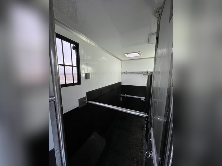 Peugeot Boxer Horsebox 2024, only 29,000 km, brand-new conversion – still under warranty