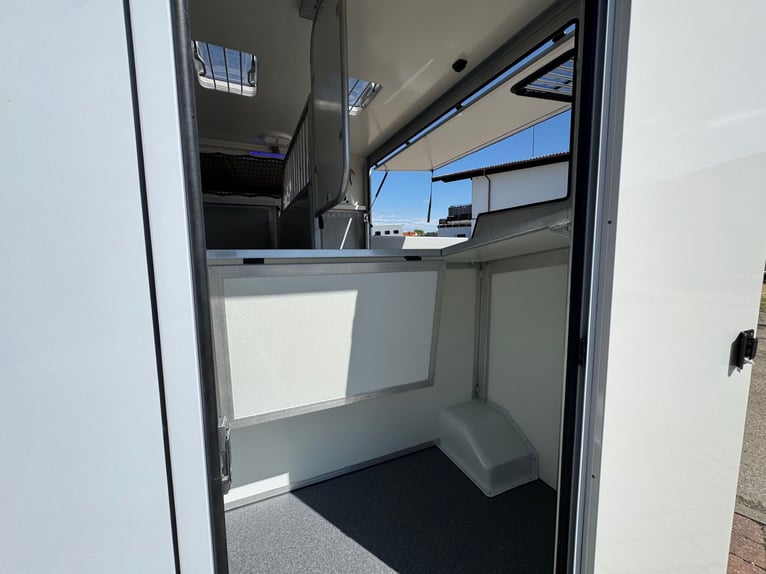 Renault Horse Transporter, 3.5 tons, air conditioning, brand new vehicle, 2,290 kg, livestock transp