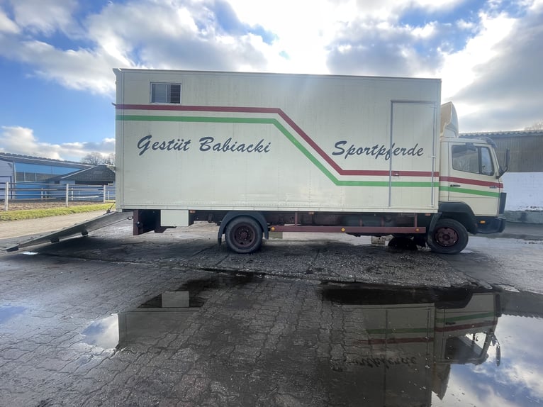 Top gepflegter Pferdetransporter variabel bis 5 Pferde