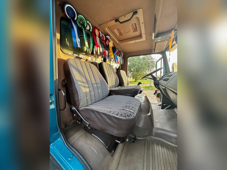 Mercedes 814 horse truck, space for 4 horses and 7 people