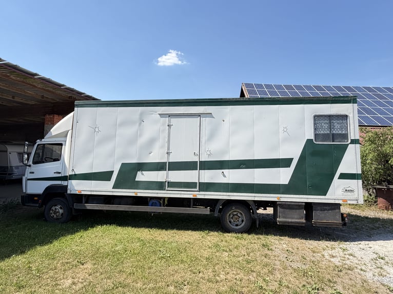 Mercedes-Benz 814 Horsebox
