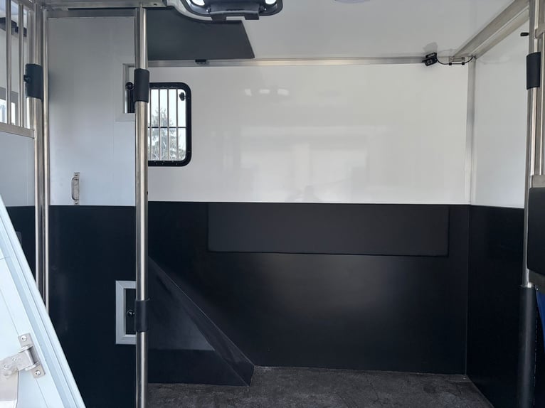 Used horse trailer in excellent condition