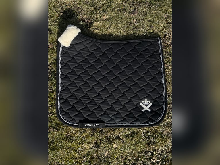 Gorgeous dressage Kingsland saddle pad with sheep skin