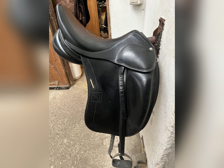 Childeric dressage saddle, 17 inch, good condition