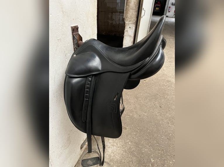 Childeric dressage saddle, 17 inch, good condition