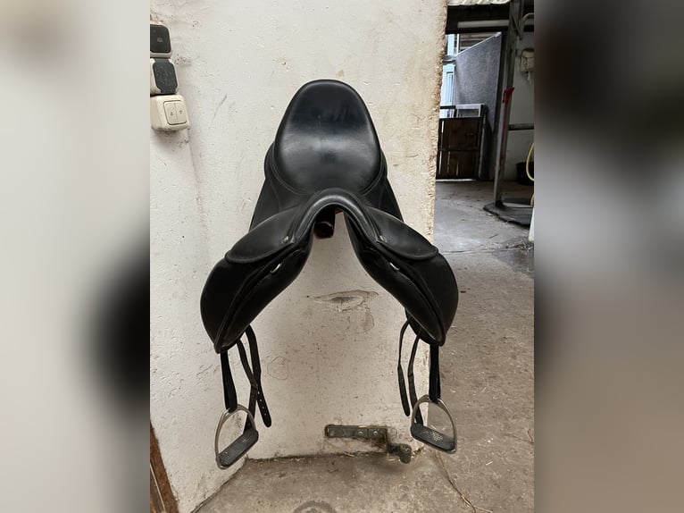 Childeric dressage saddle, 17 inch, good condition