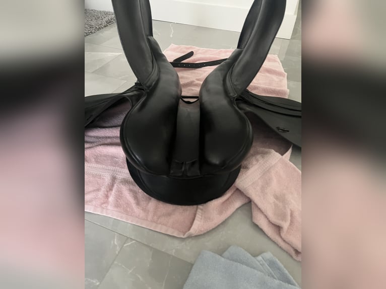 County Connection Dressage Saddle, 17.5" M Forward Flap