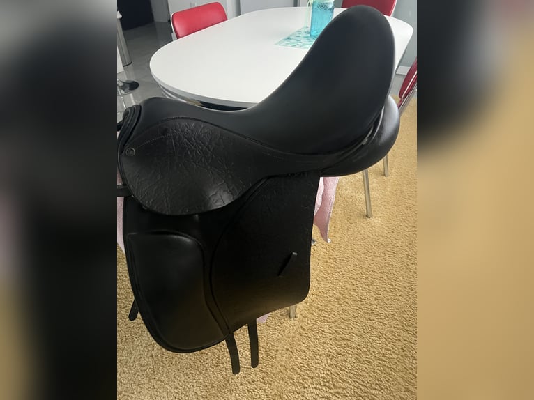 County Connection Dressage Saddle, 17.5" M Forward Flap