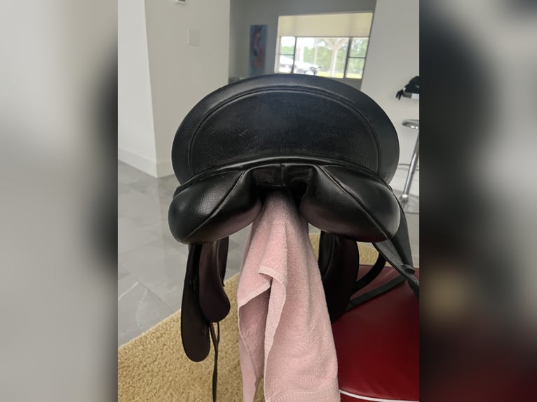 County Connection Dressage Saddle, 17.5" M Forward Flap